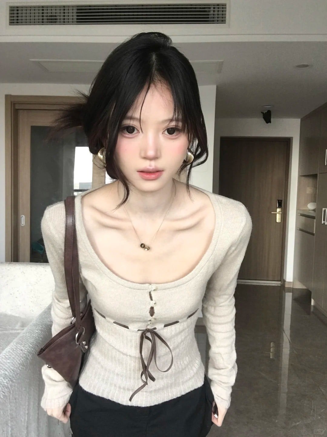 Áo ôm sát cổ chữ U phối dây rút