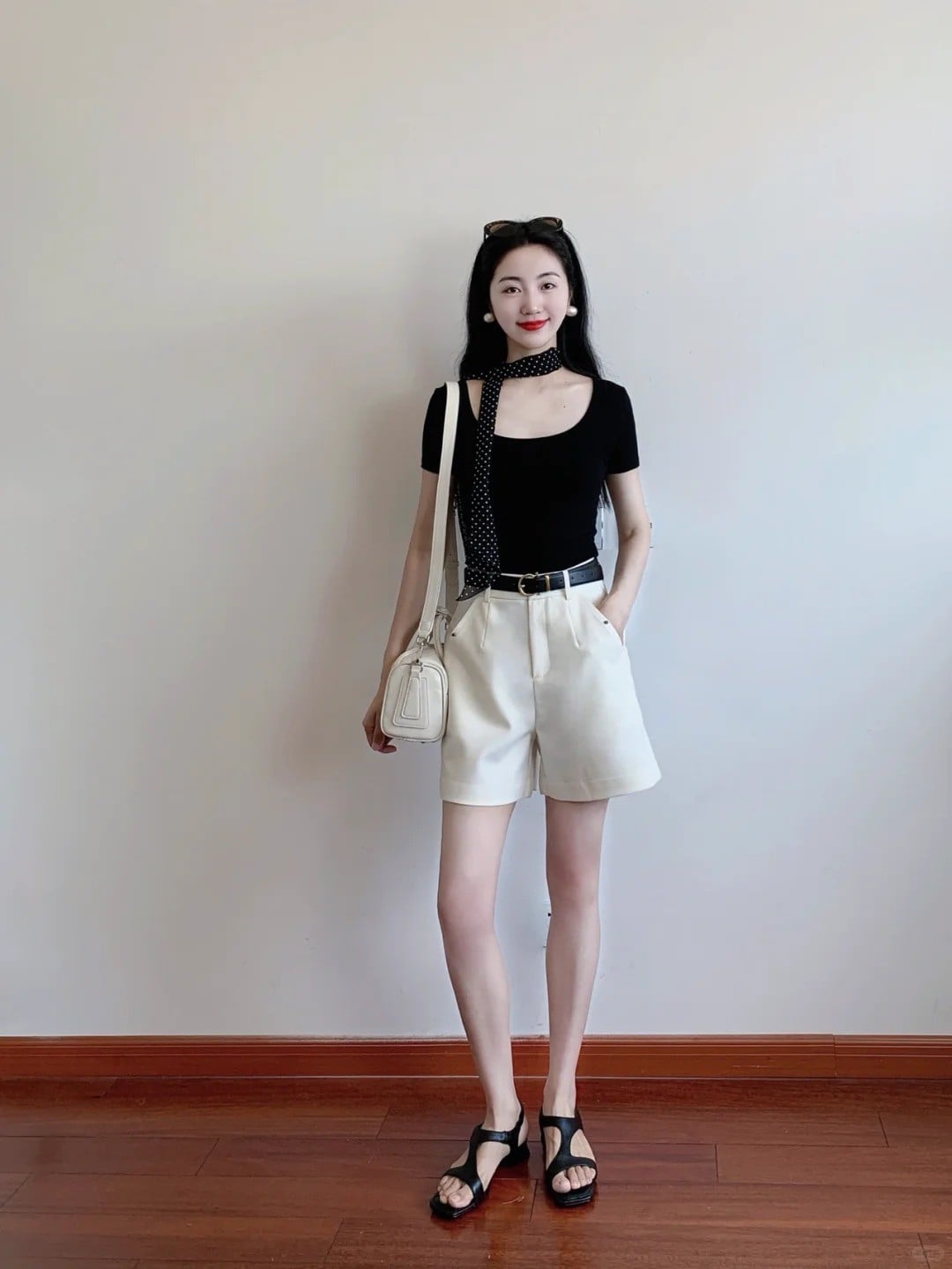 Áo thun đen tay ngắn cổ chữ U