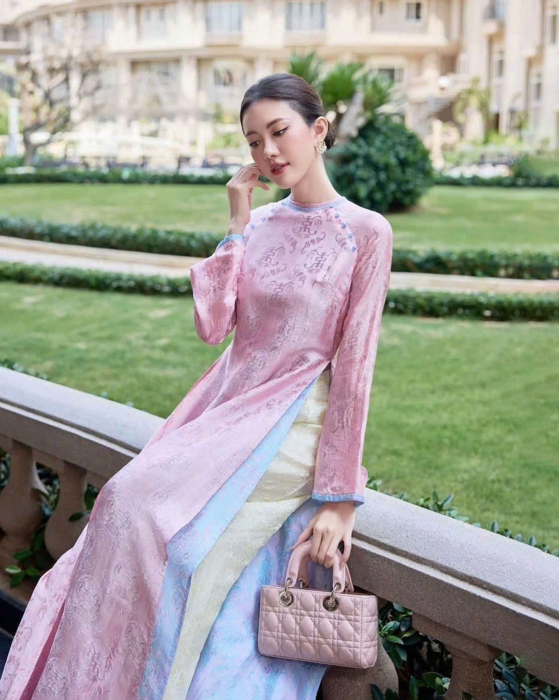 Mẫu 25: Áo dài loang màu hồng xanh pastel