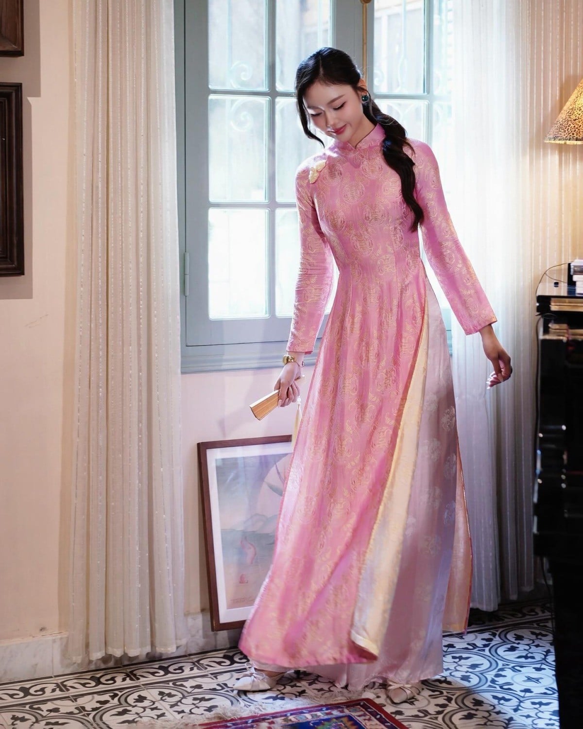 Mẫu 24: Áo dài gấm hồng phấn hoa văn hoàng gia