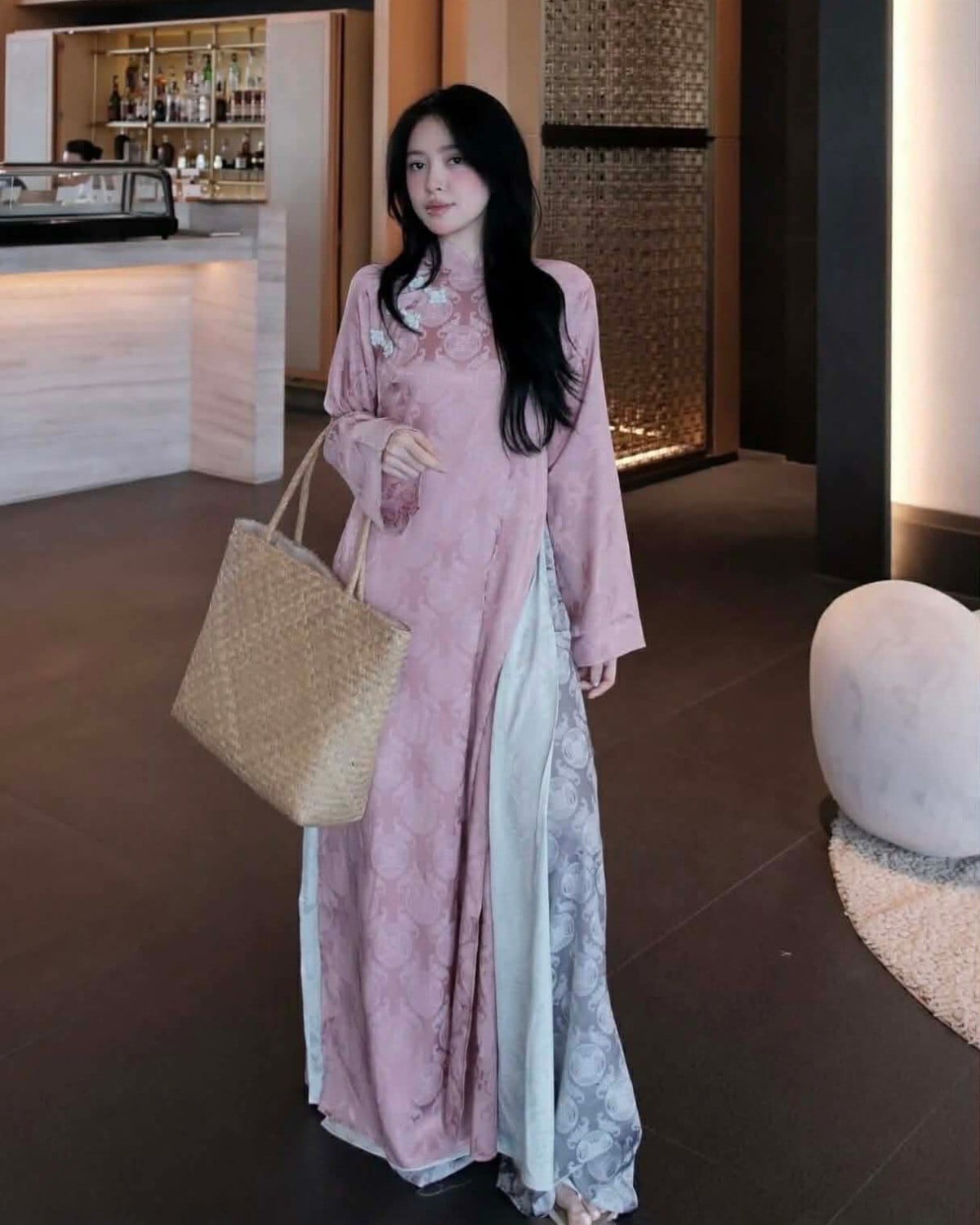 Mẫu 22: Áo dài hồng vỏ đỗ dáng suông