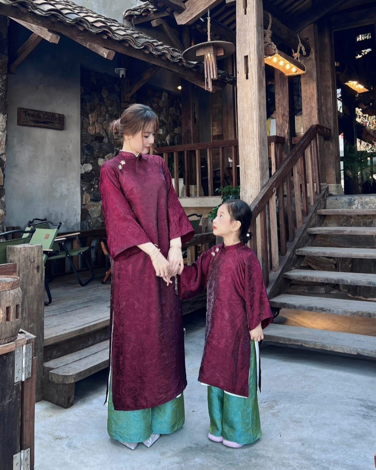 Mẫu 20: Áo dài đôi mẹ bé màu đỏ mận