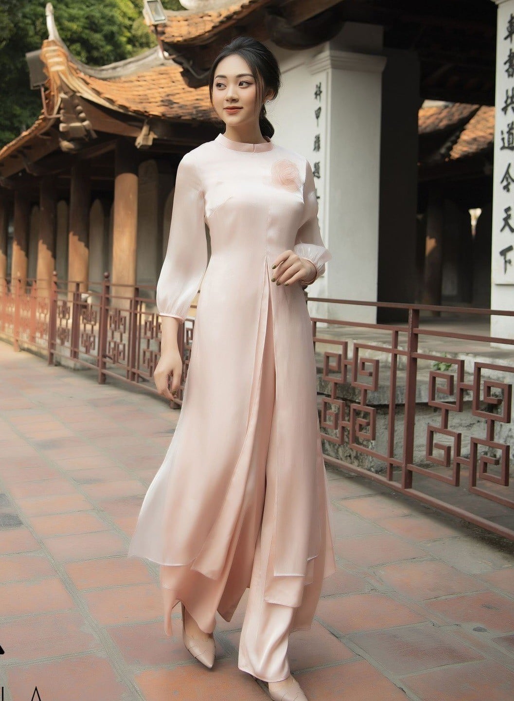 Mẫu 18: Áo dài hồng nude xẻ tà cách điệu