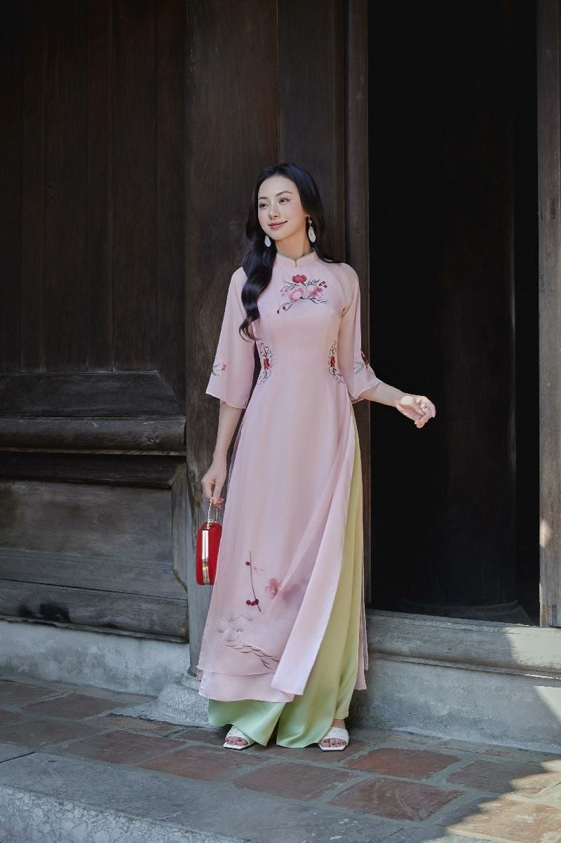 Mẫu 15: Áo dài hồng phấn thêu sen phối quần xanh cốm