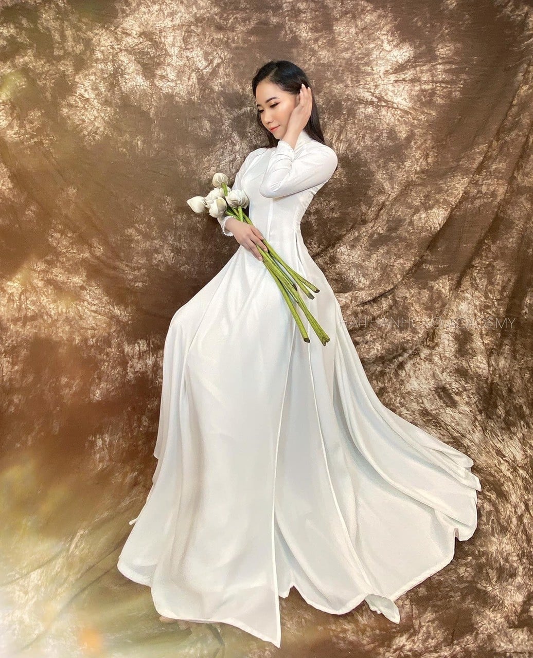 Mẫu 14: Áo dài trắng 4 tà nguyên bản tinh khôi