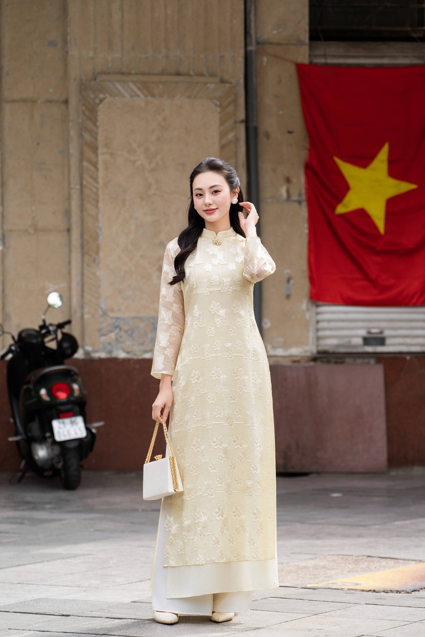 Mẫu 12: Áo dài ren lưới màu be sang chảnh