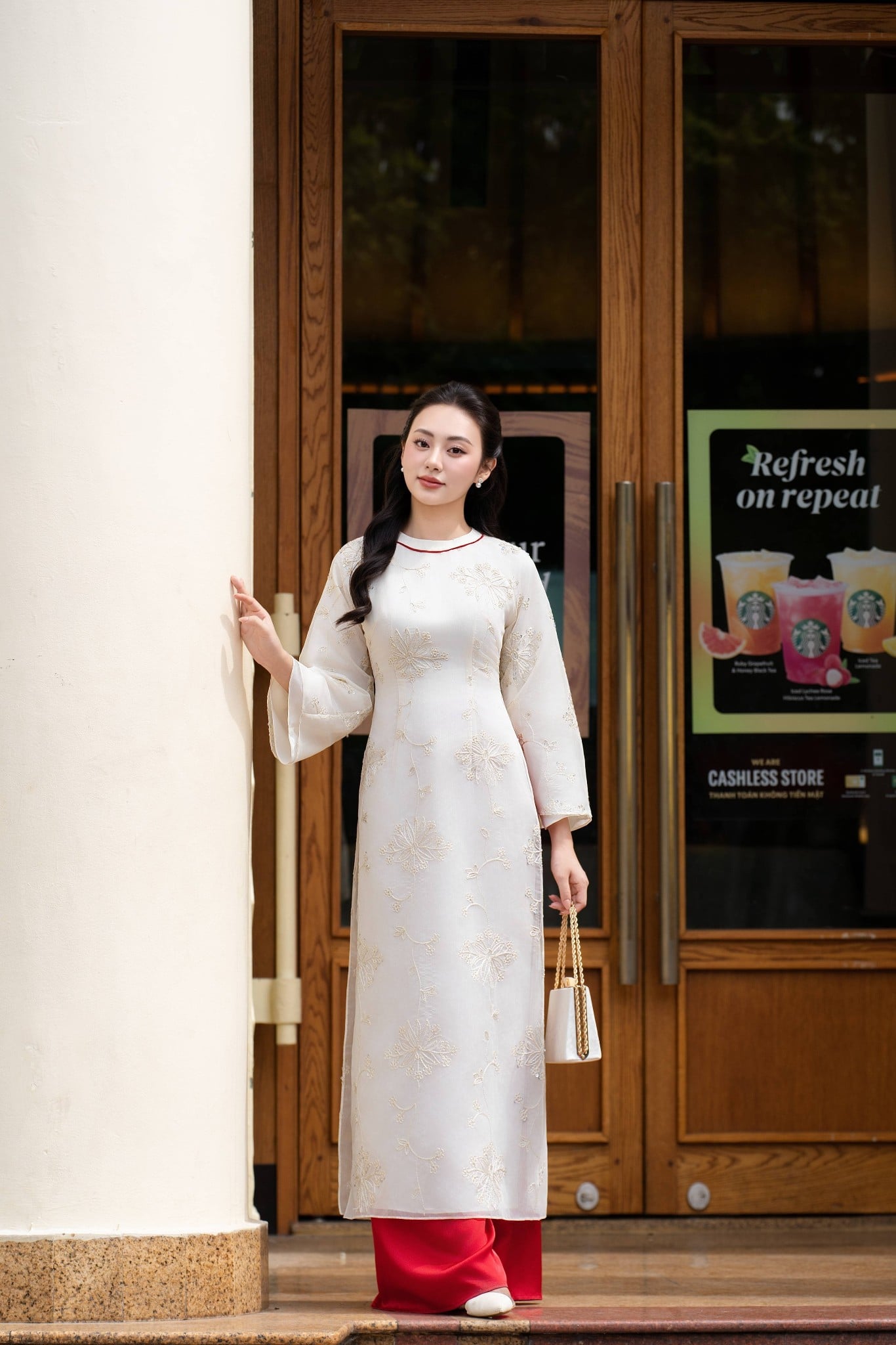 Mẫu 11: Áo dài trắng lụa viền đỏ minimalist