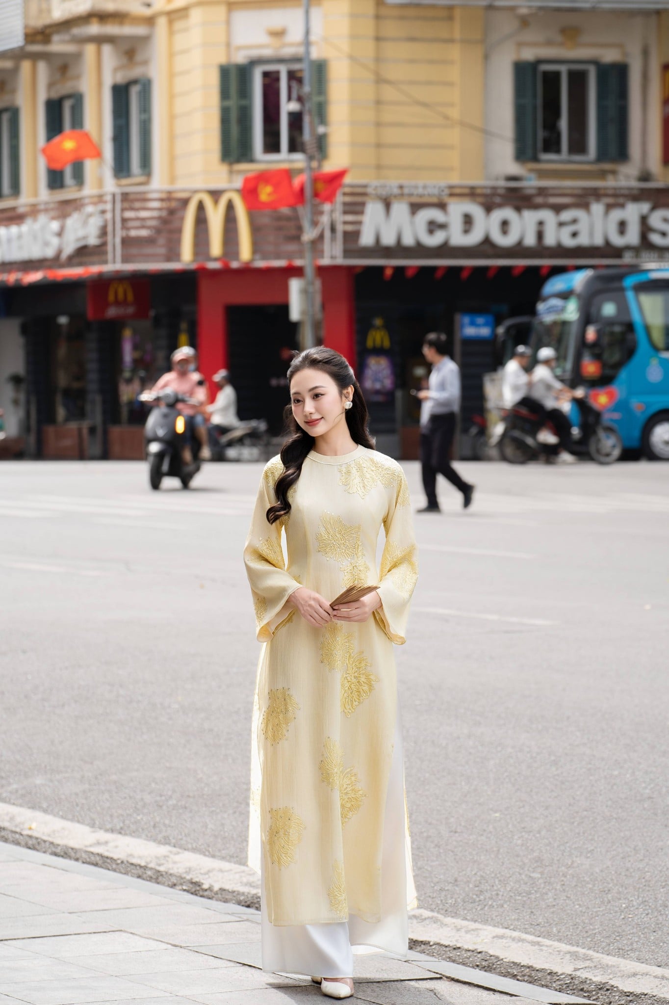 Mẫu 10: Áo dài vàng nhạt thêu hoa cúc