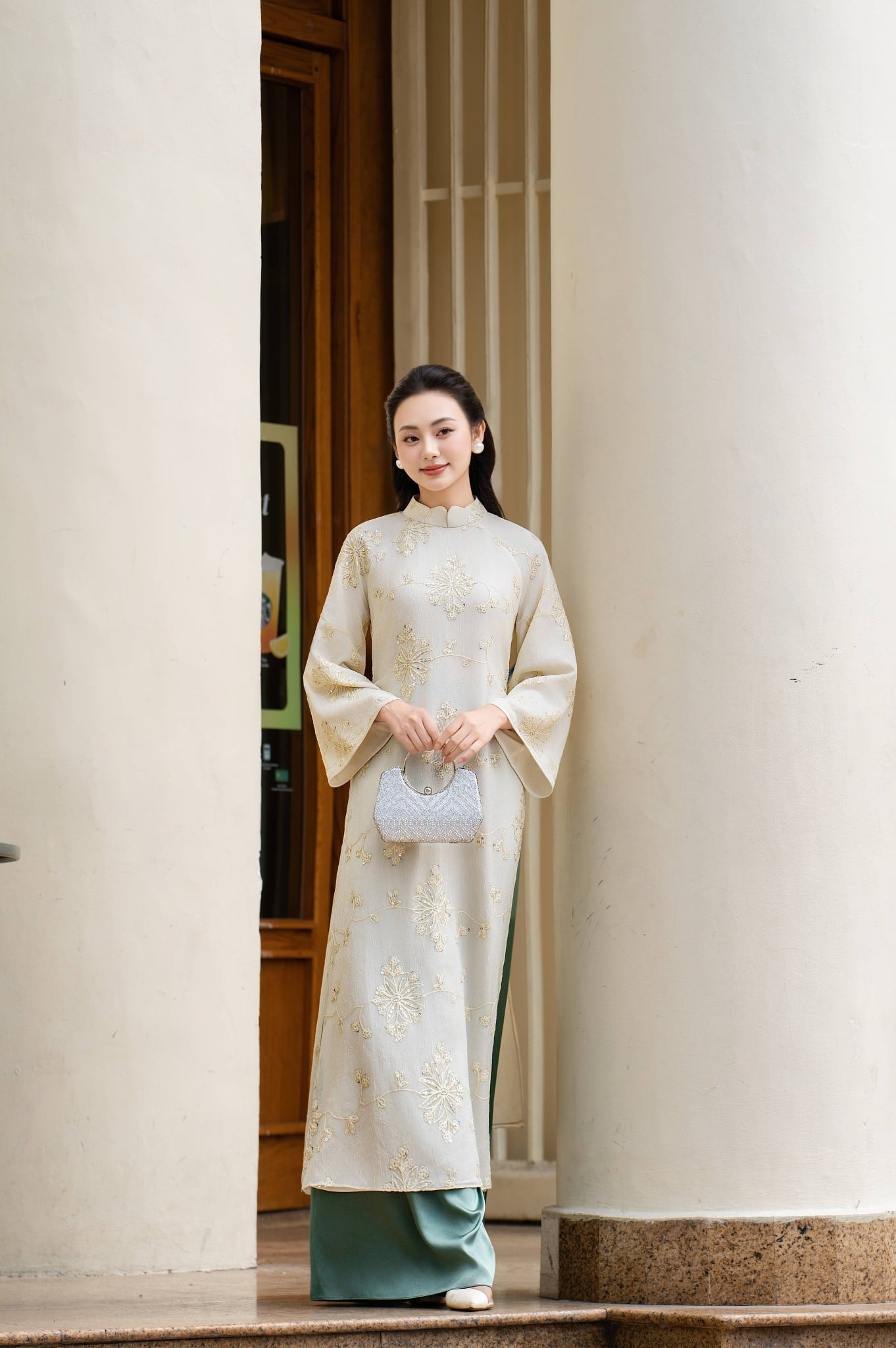 Mẫu 9: Áo dài màu kem thêu hoa dây tinh tế