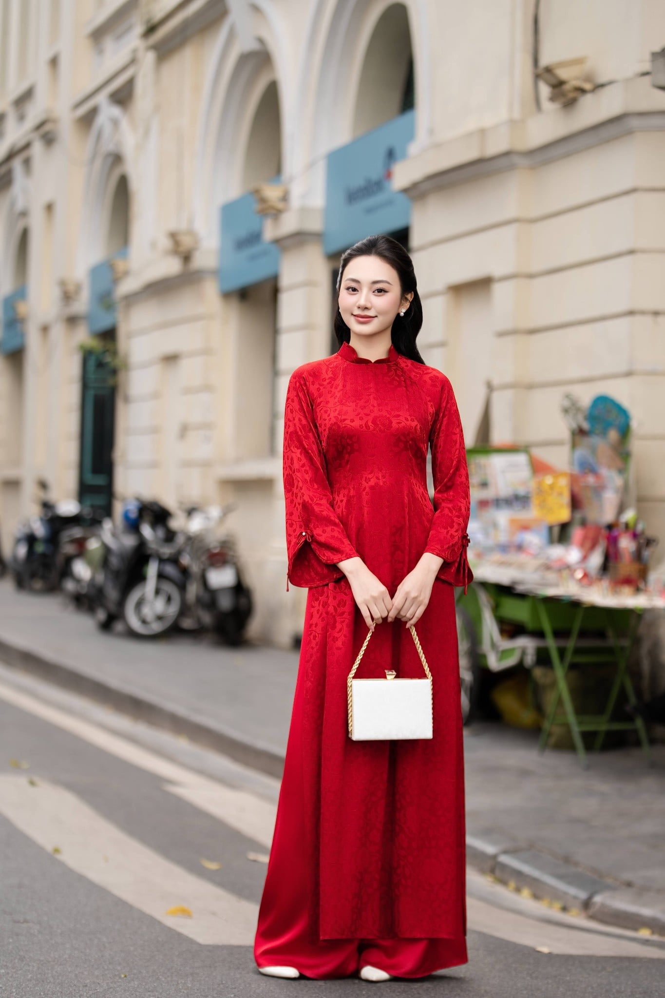 Mẫu 8: Áo dài gấm đỏ họa tiết chìm may mắn