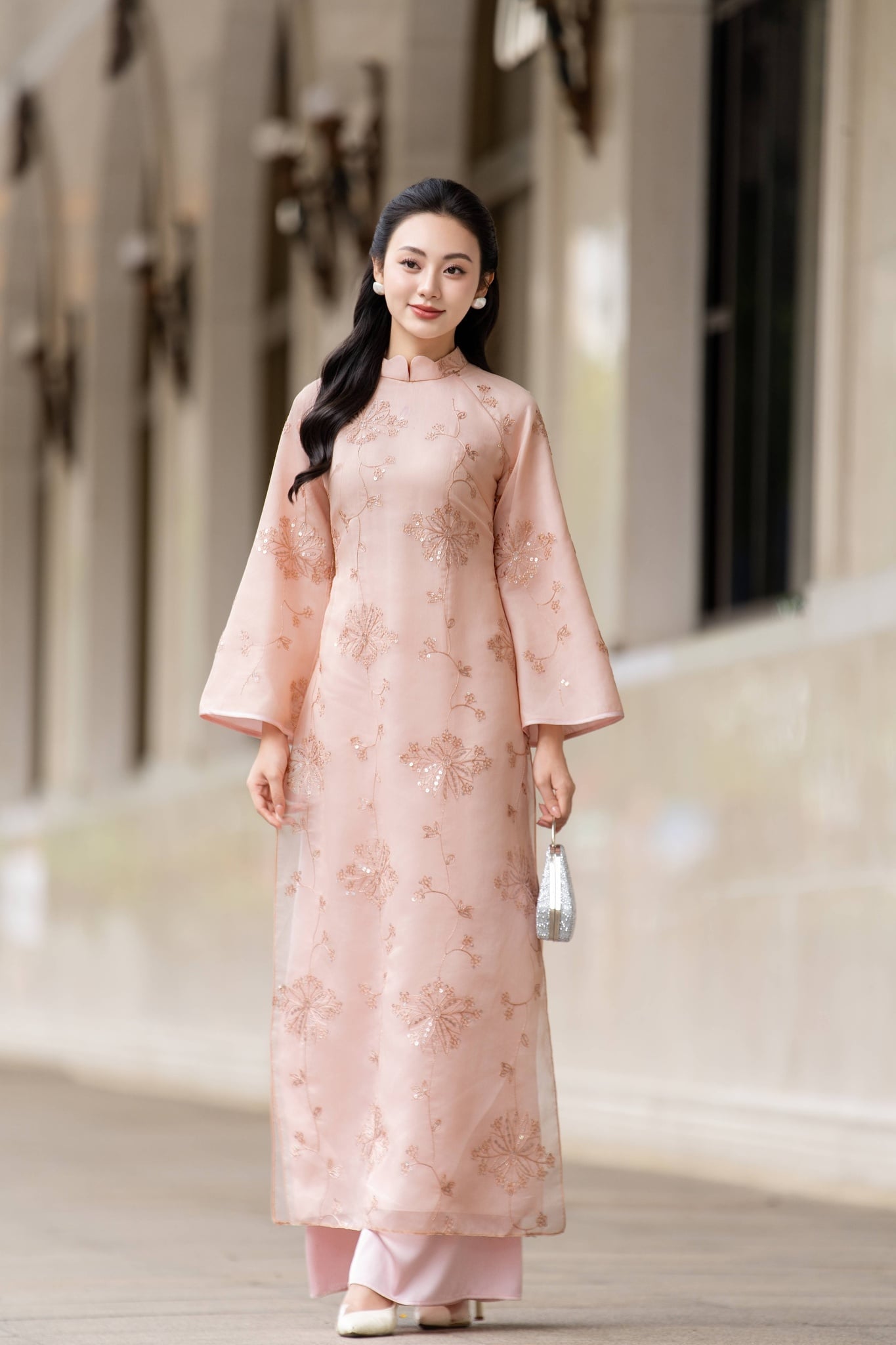 Mẫu 7: Áo dài hồng phấn thêu hoa văn cung đình