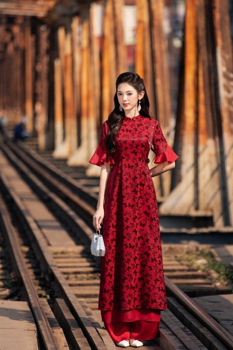 Mẫu 6: Áo dài đỏ đô họa tiết bướm nhung