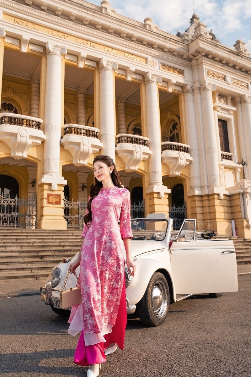 Mẫu 4: Áo dài gấm hồng họa tiết hoa trắng cổ điển