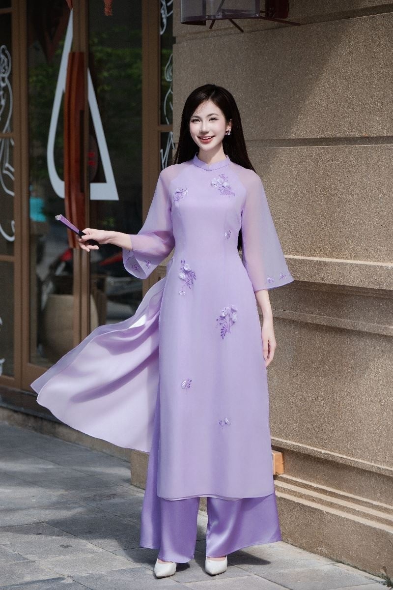 Mẫu 3: Áo dài tím voan tơ thêu hoa nhí bay bổng