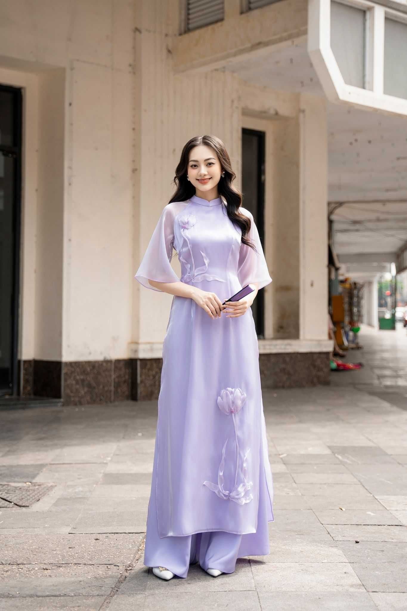 Mẫu 2: Áo dài tím pastel đính hoa 3D thủ công