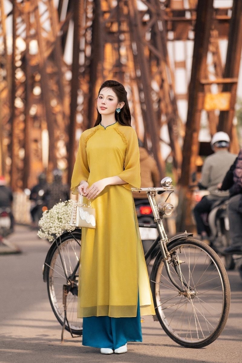 Mẫu 1: Áo dài 4 tà tơ vàng phối quần xanh cổ vịt