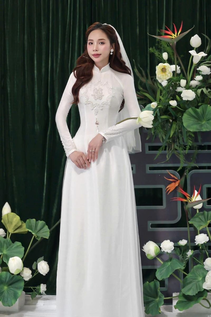 6. Áo dài trắng phối voan kèm khăn voan trùm đầu