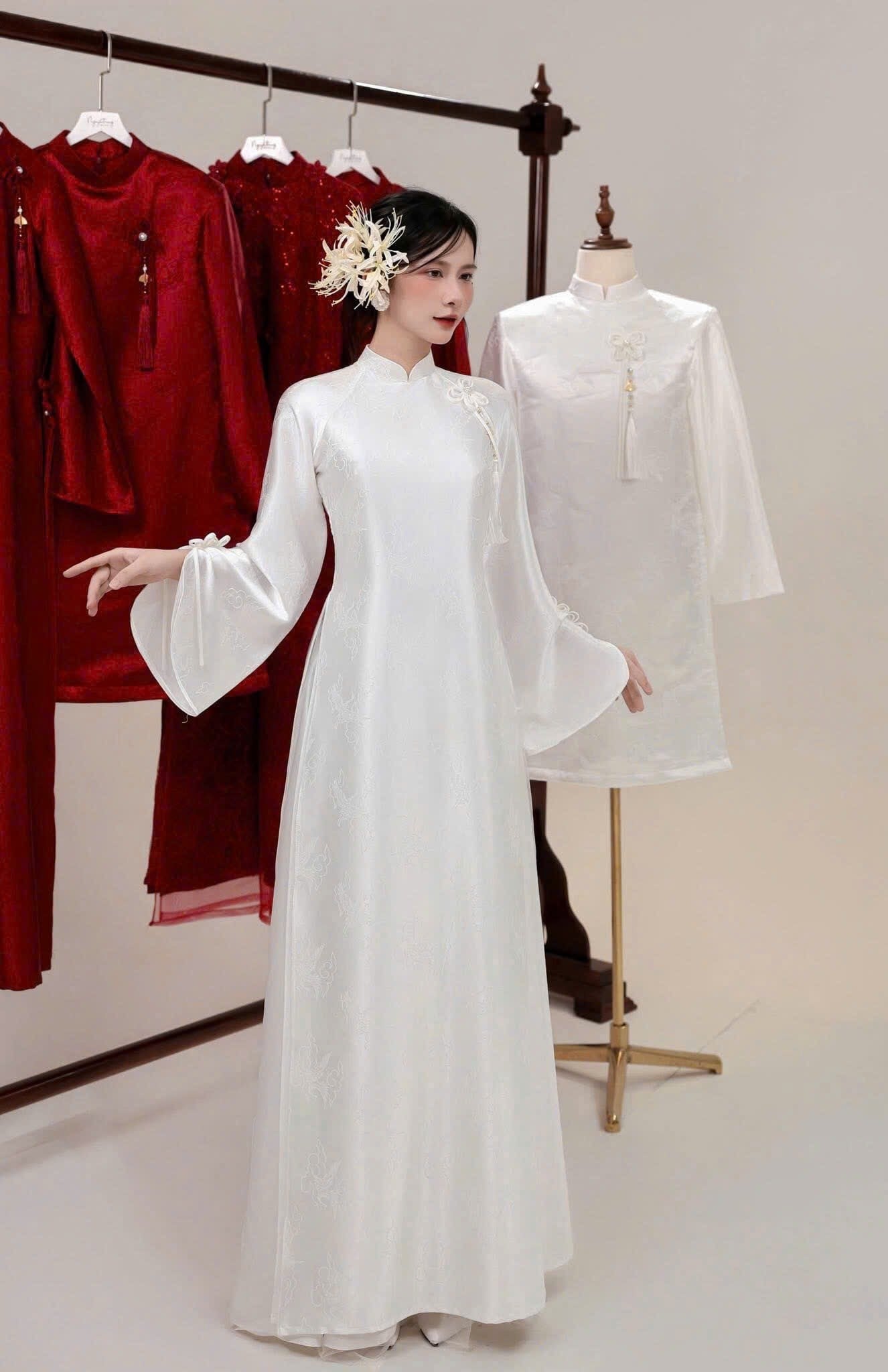 8. Áo dài trắng kem tay loe thắt nơ điệu đà