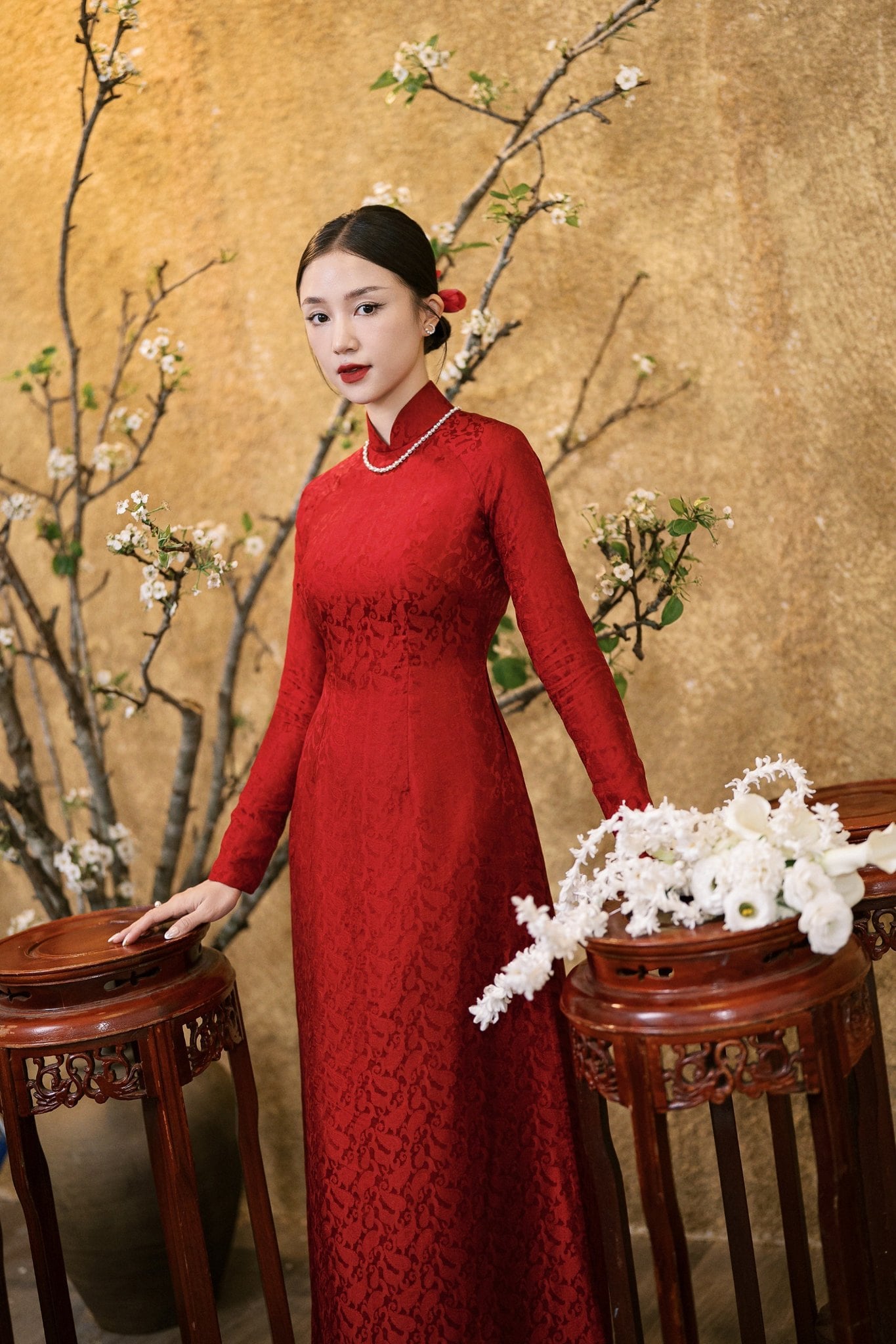 11. Áo dài gấm đỏ truyền thống thêu chìm quý phái