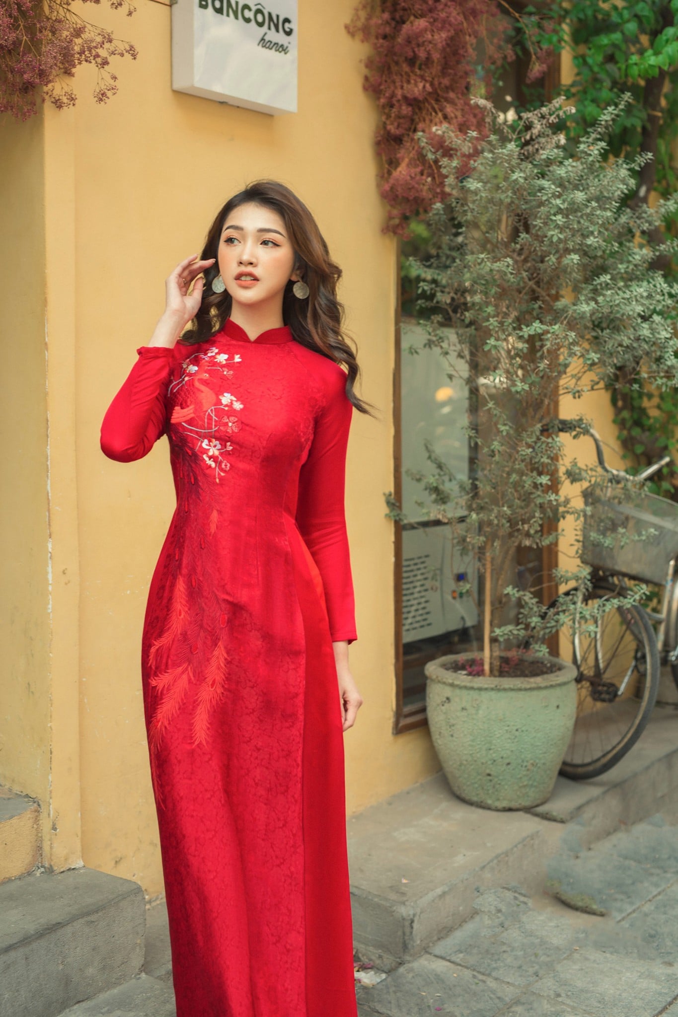 7. Áo dài đỏ thêu phượng hoàng một bên tà