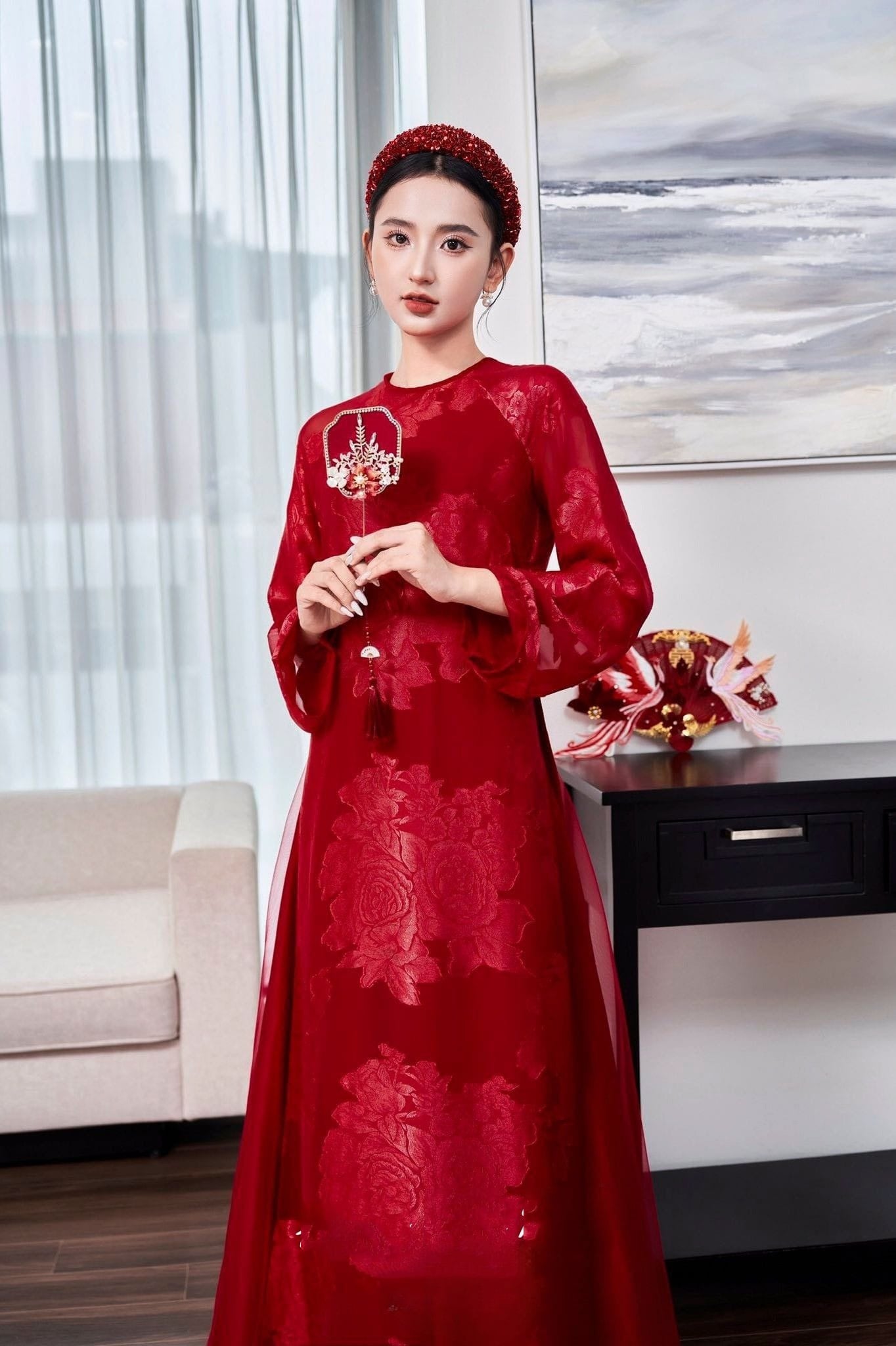 9. Áo dài đỏ gấm hoa hồng nổi quyền quý