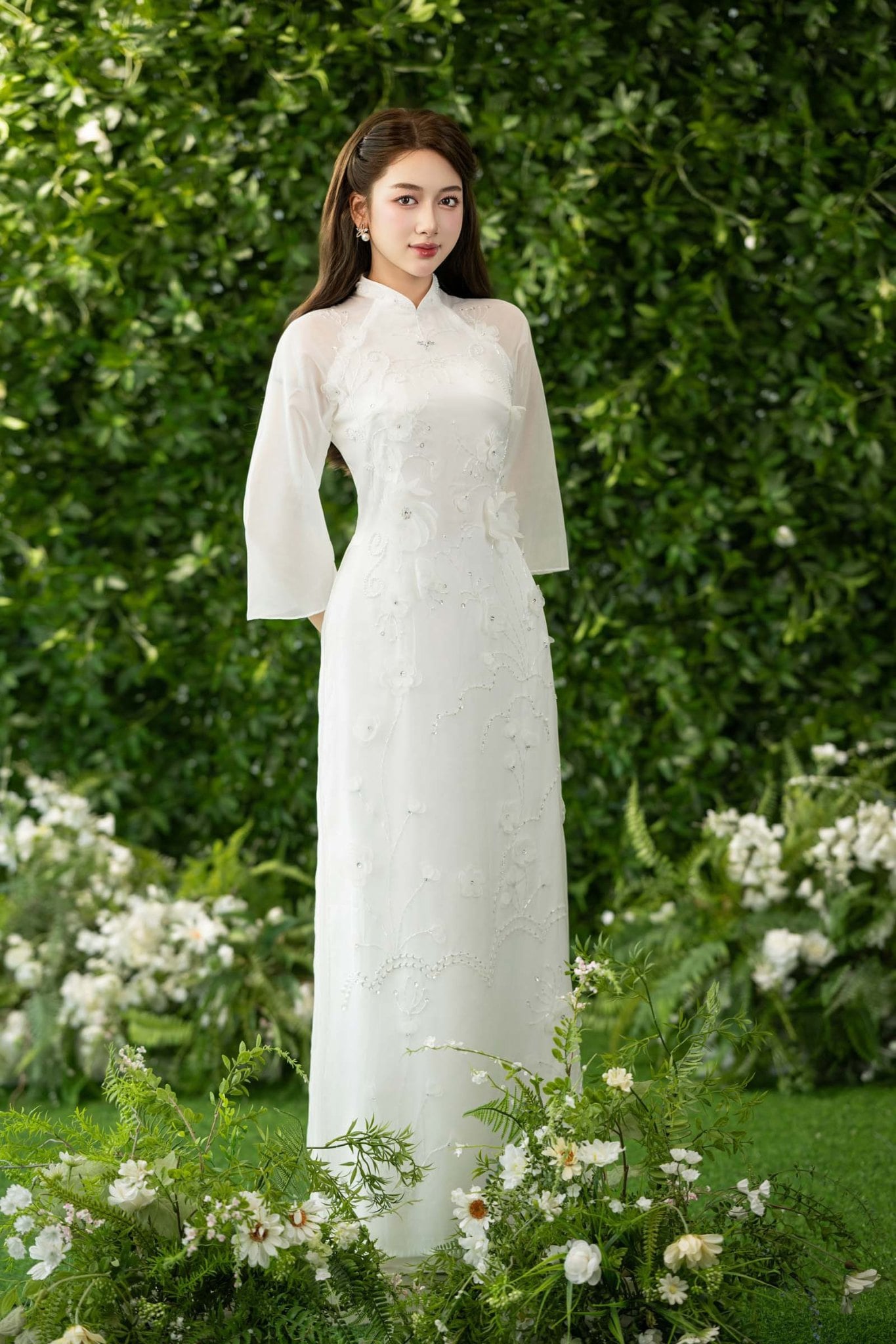 12. Áo dài trắng đính hoa 3D và tay voan mỏng