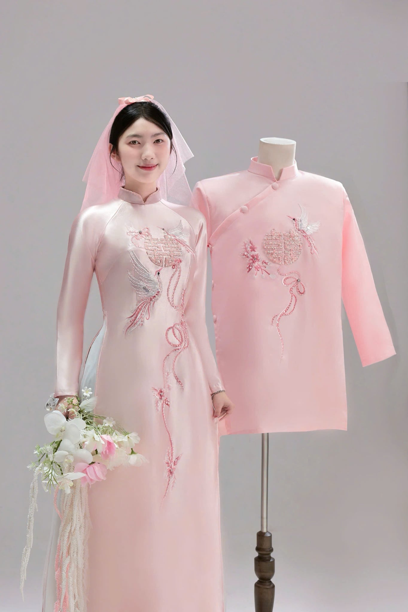 15. Áo dài cặp hồng phấn thêu chim hạc và chữ Hỷ