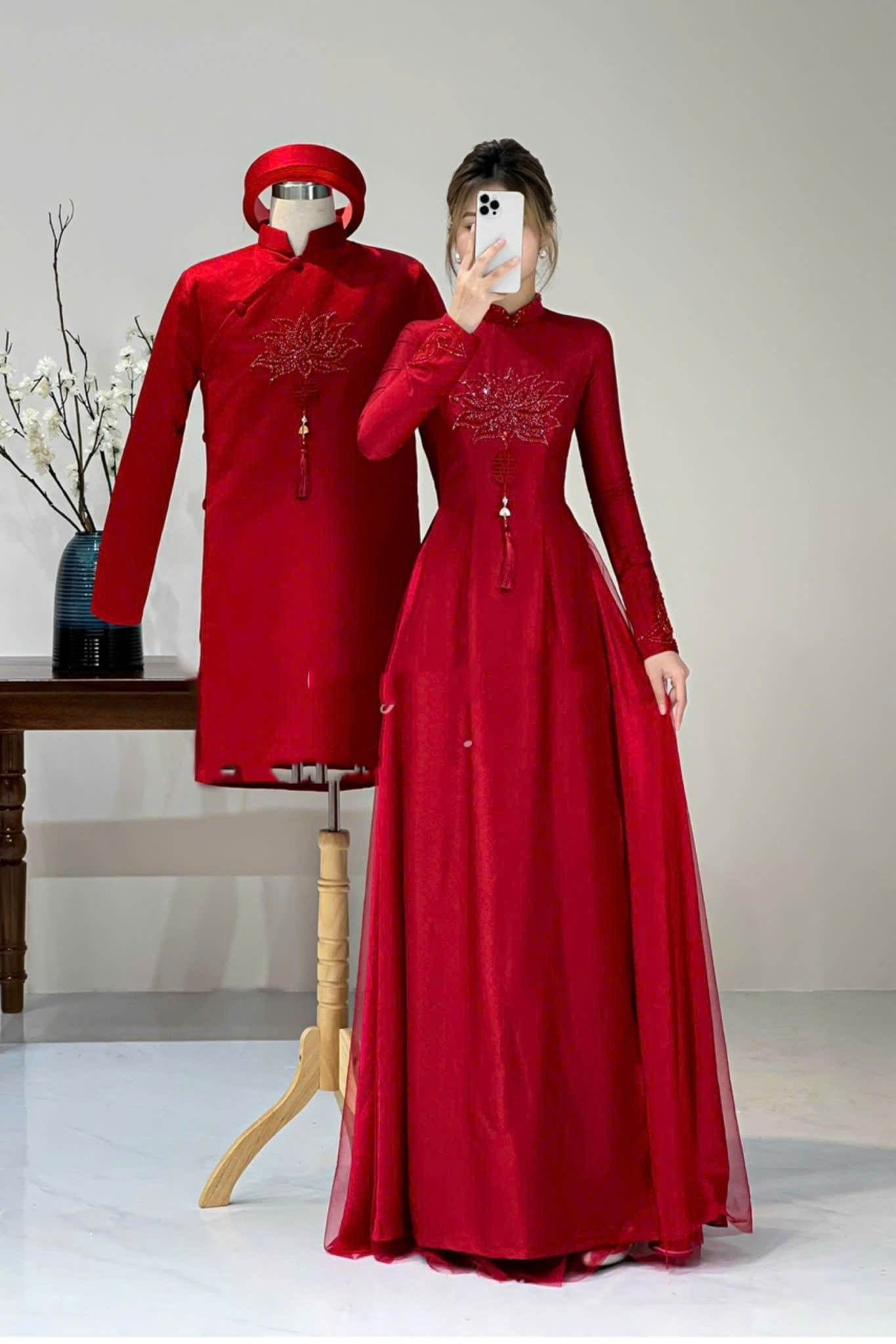 17. Áo dài đỏ tươi thêu hoa sen cách điệu và tua rua