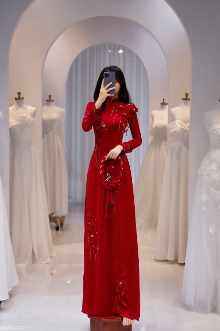 18. Áo dài đỏ thêu hoa nổi 3D dọc tay áo