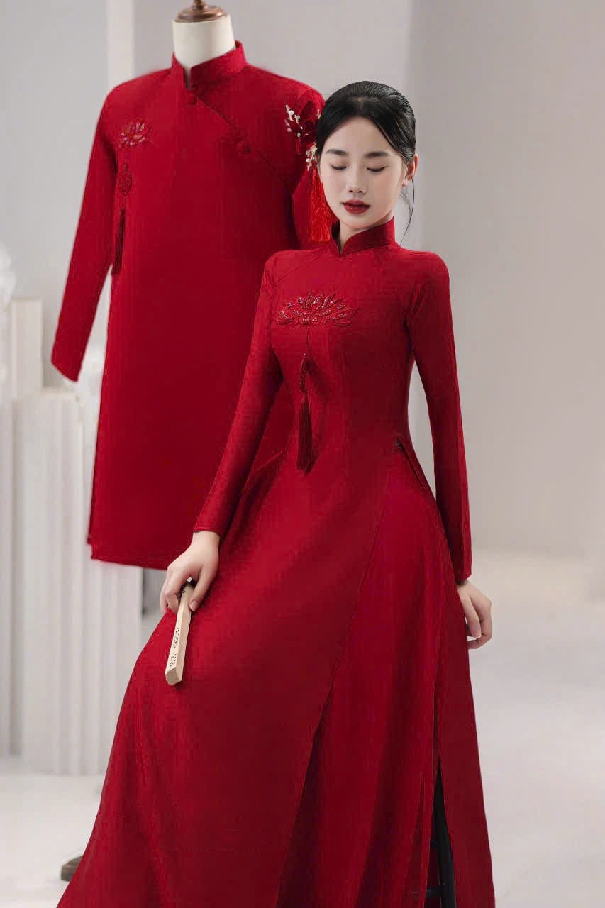 19. Áo dài đỏ thêu sen tối giản cho cặp đôi