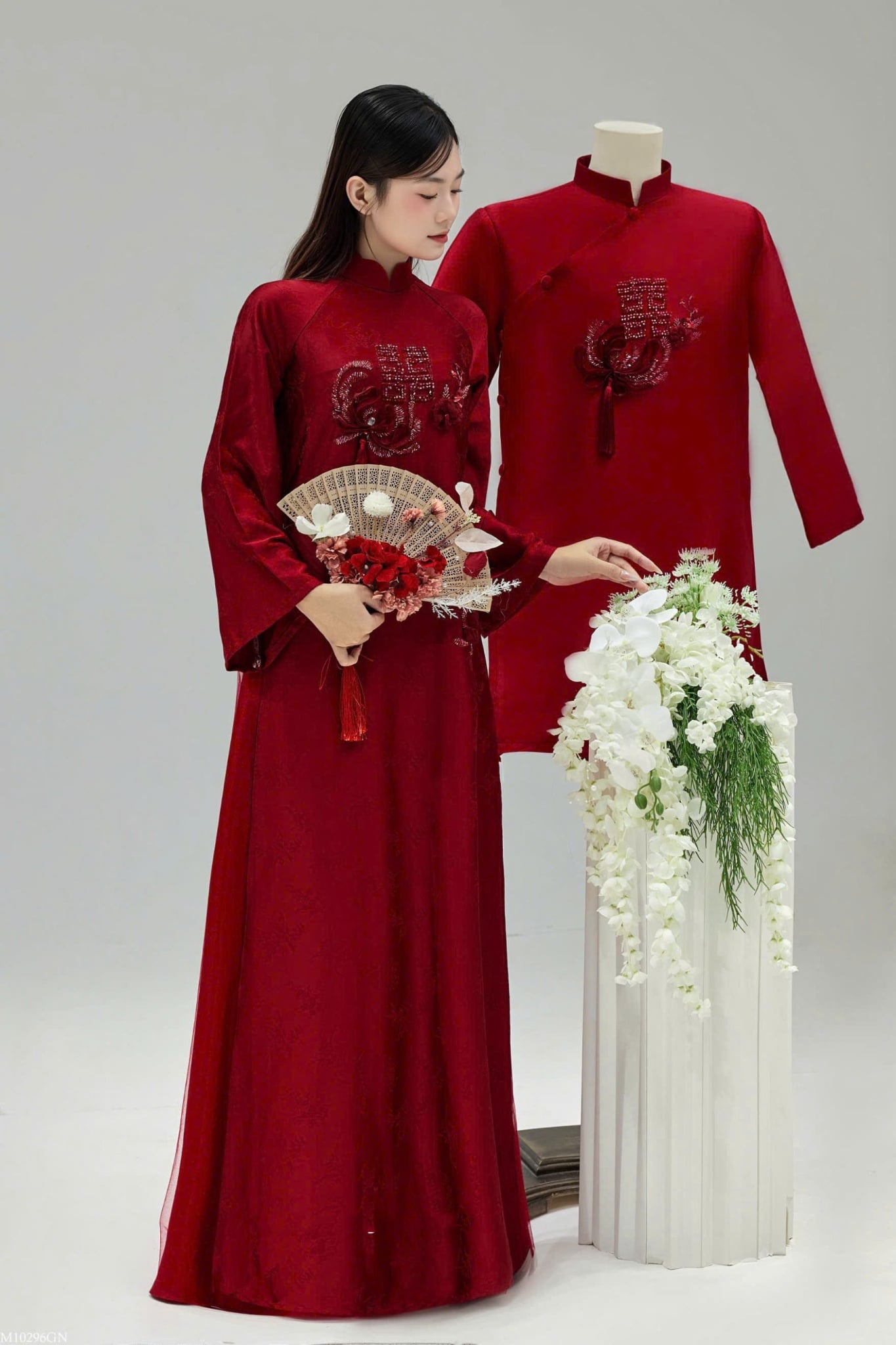 20. Áo dài đỏ nhung phối chữ Hỷ và quạt trang trí