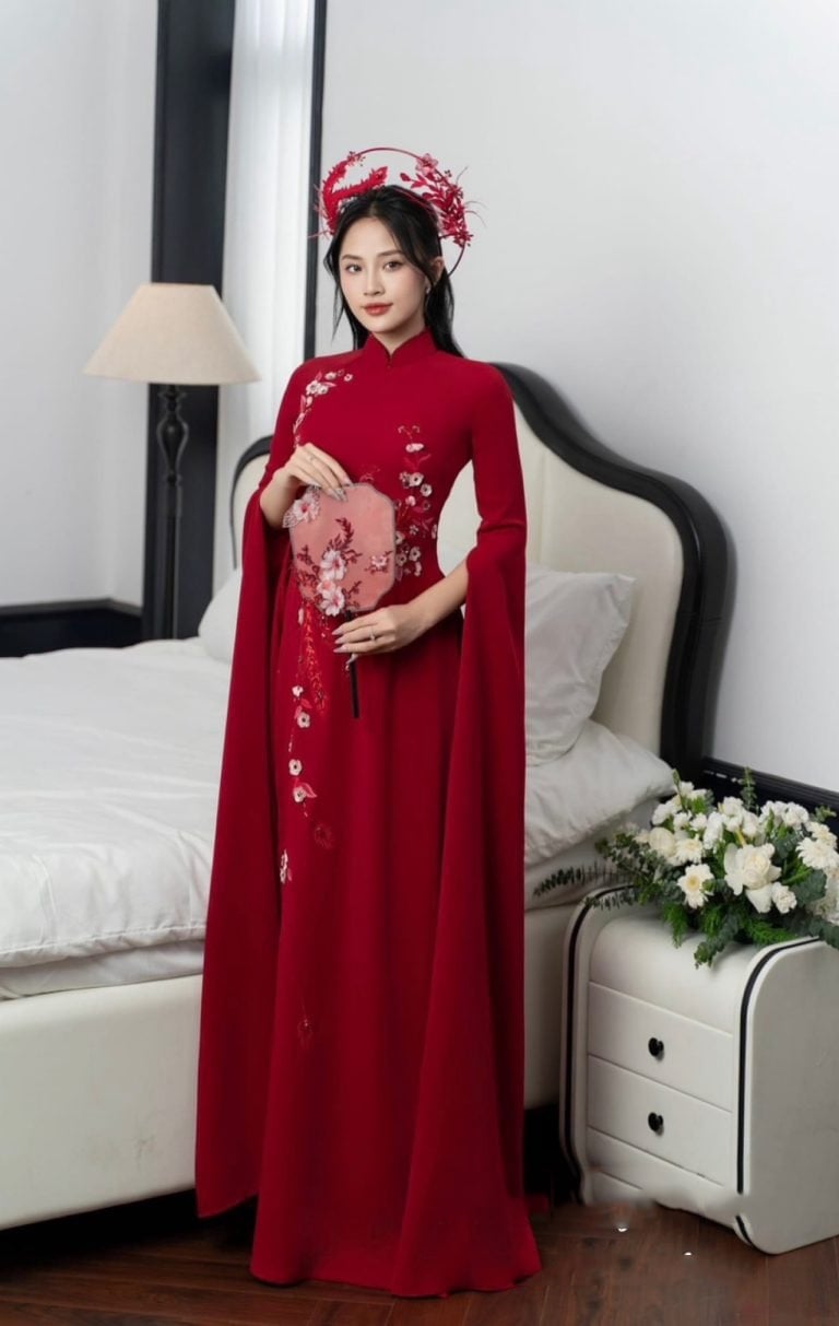 1. Áo dài đỏ thêu hoa tay cánh tiên lộng lẫy