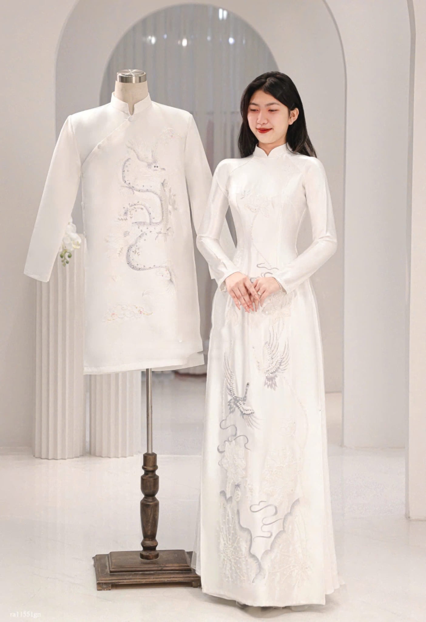 2. Áo dài cặp sắc trắng thêu rồng phượng thanh cao