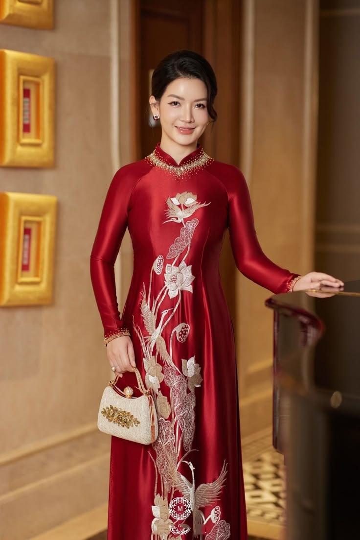 Nổ hũ club slot game, bắn cá, tài xỉu truyền thống lụa đỏ đô thêu chỉ kim tuyến họa tiết liên hoa chim hạc