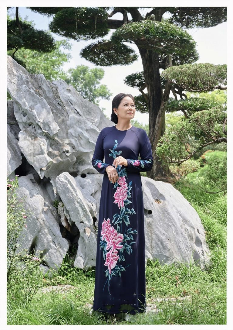 Áo dài lụa thêu tay tinh xảo