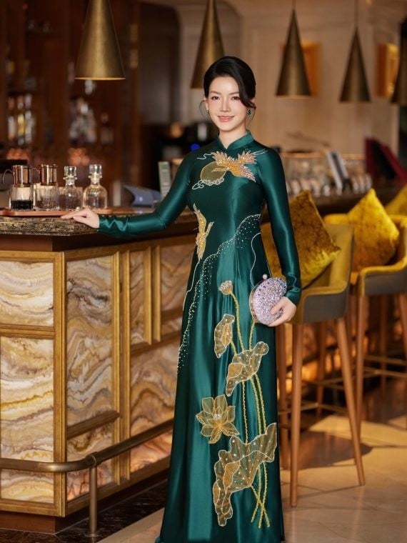 Mẫu 14: Áo dài lụa xanh cổ vịt thêu sen vàng đồng