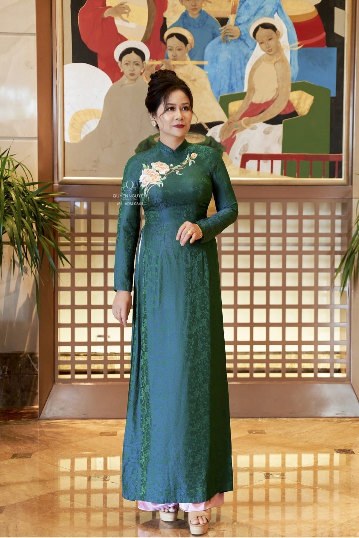 Mẫu 3: Áo dài gấm xanh lục bảo hoạ tiết hoa dây