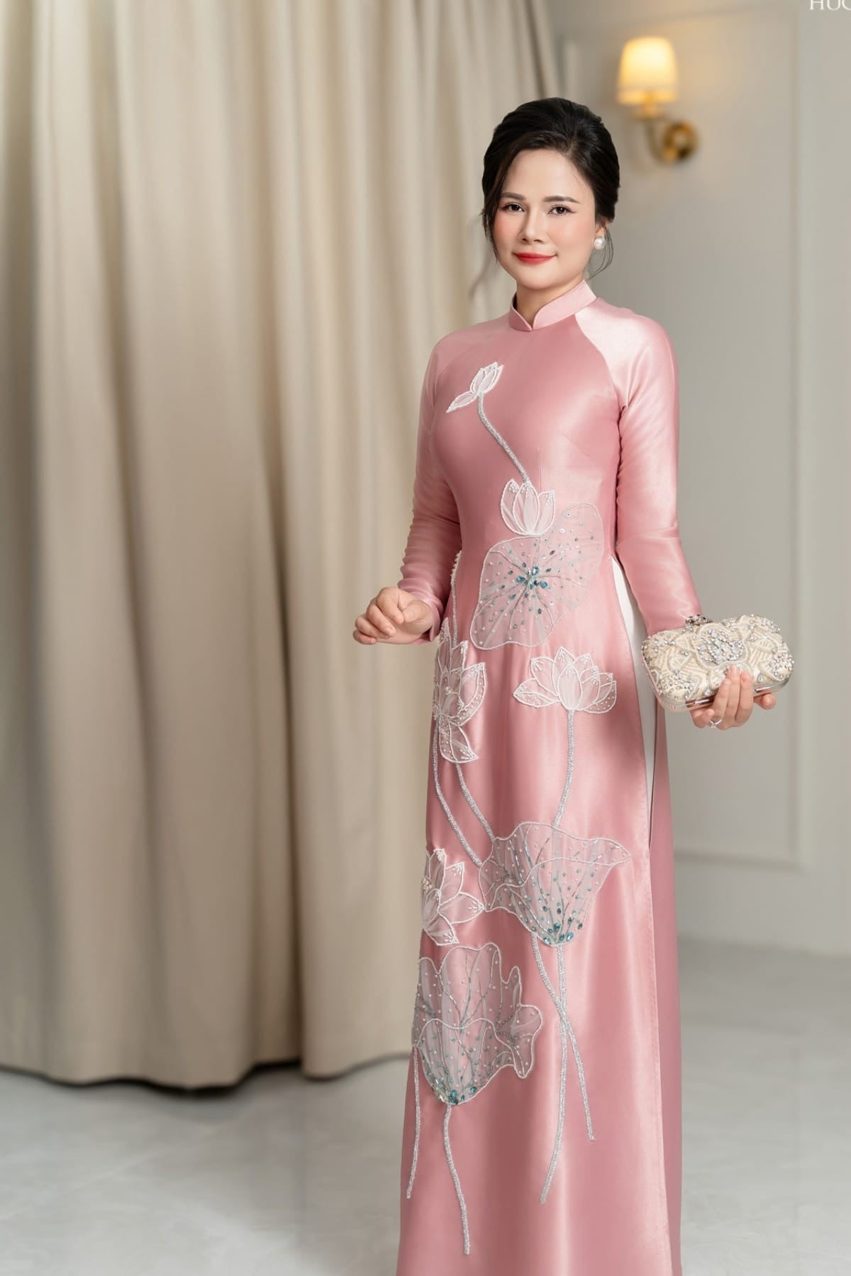 Mẫu 16: Áo dài hồng phấn thêu sen nổi