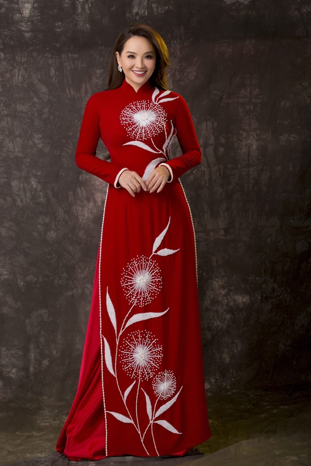 Mẫu 4: Áo dài nhung đỏ đính kết hoa bồ công anh