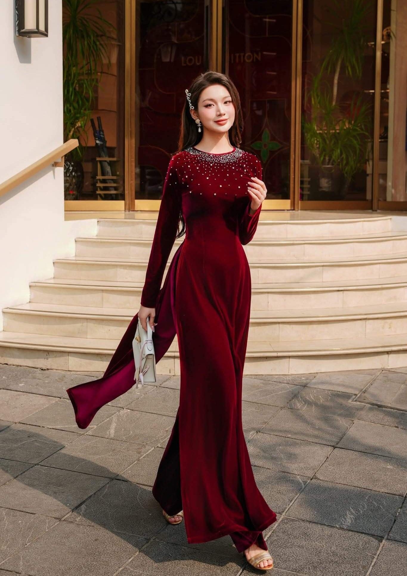 Mẫu 5: Áo dài nhung đỏ huyết dụ cổ tròn đính đá