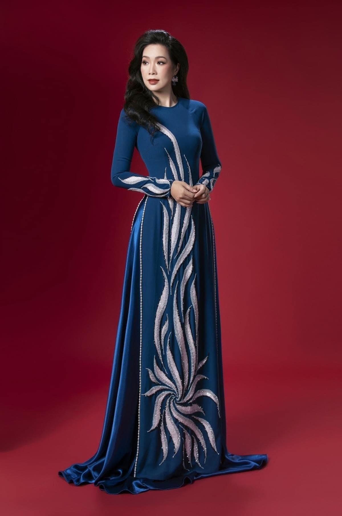 Mẫu 20: Áo dài xanh dương đính kết sóng nước