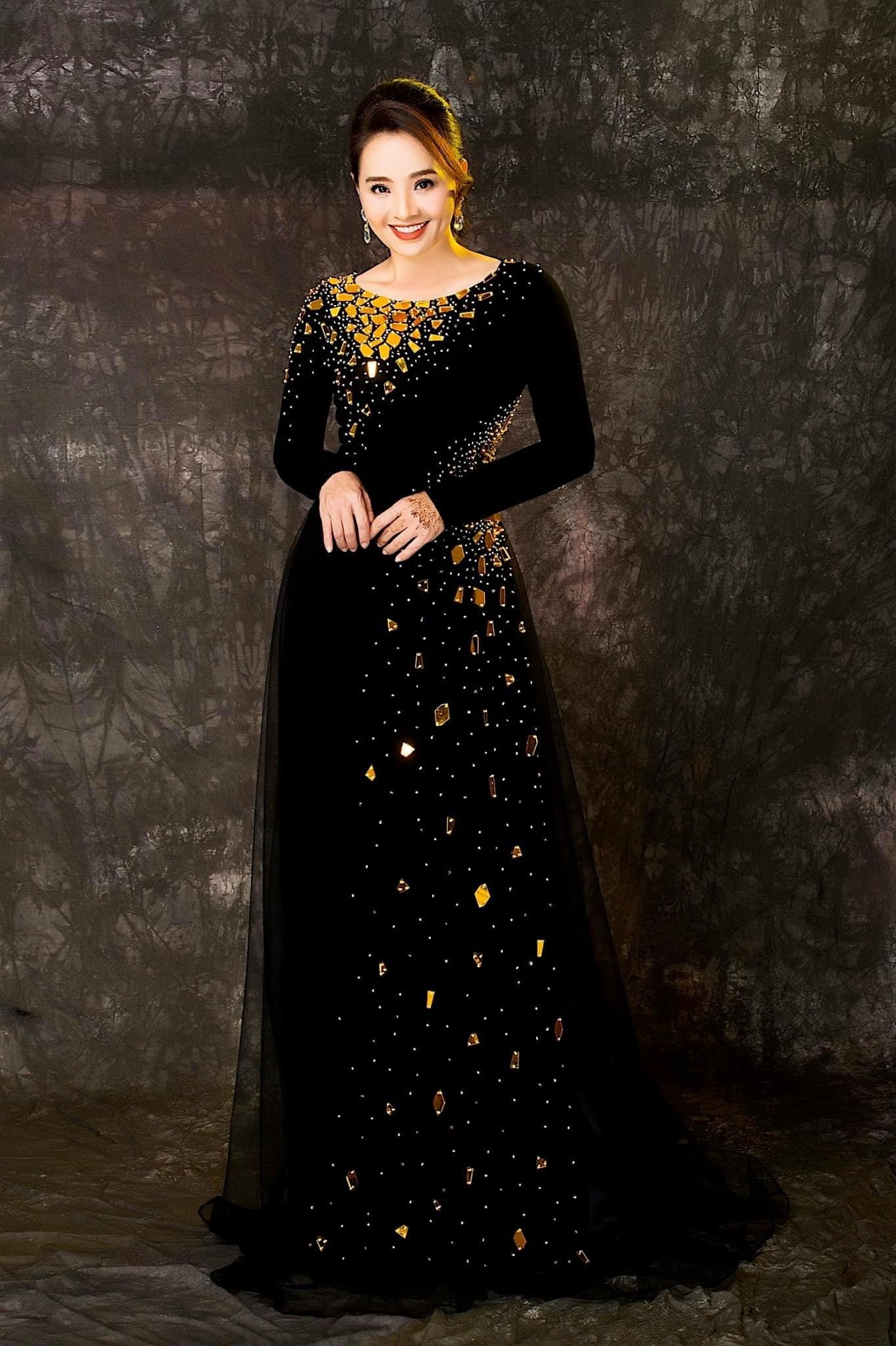 Áo dài voan đính kết đá, cườm lấp lánh