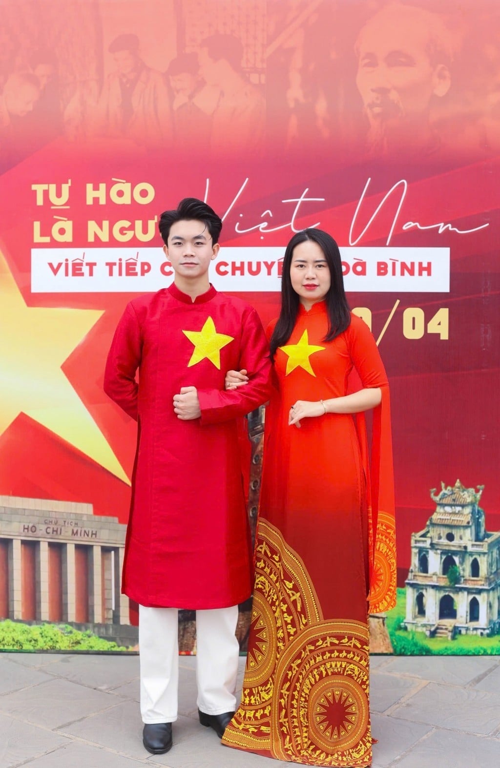 Tại sao áo dài cờ đỏ sao vàng lại được yêu thích đến vậy?