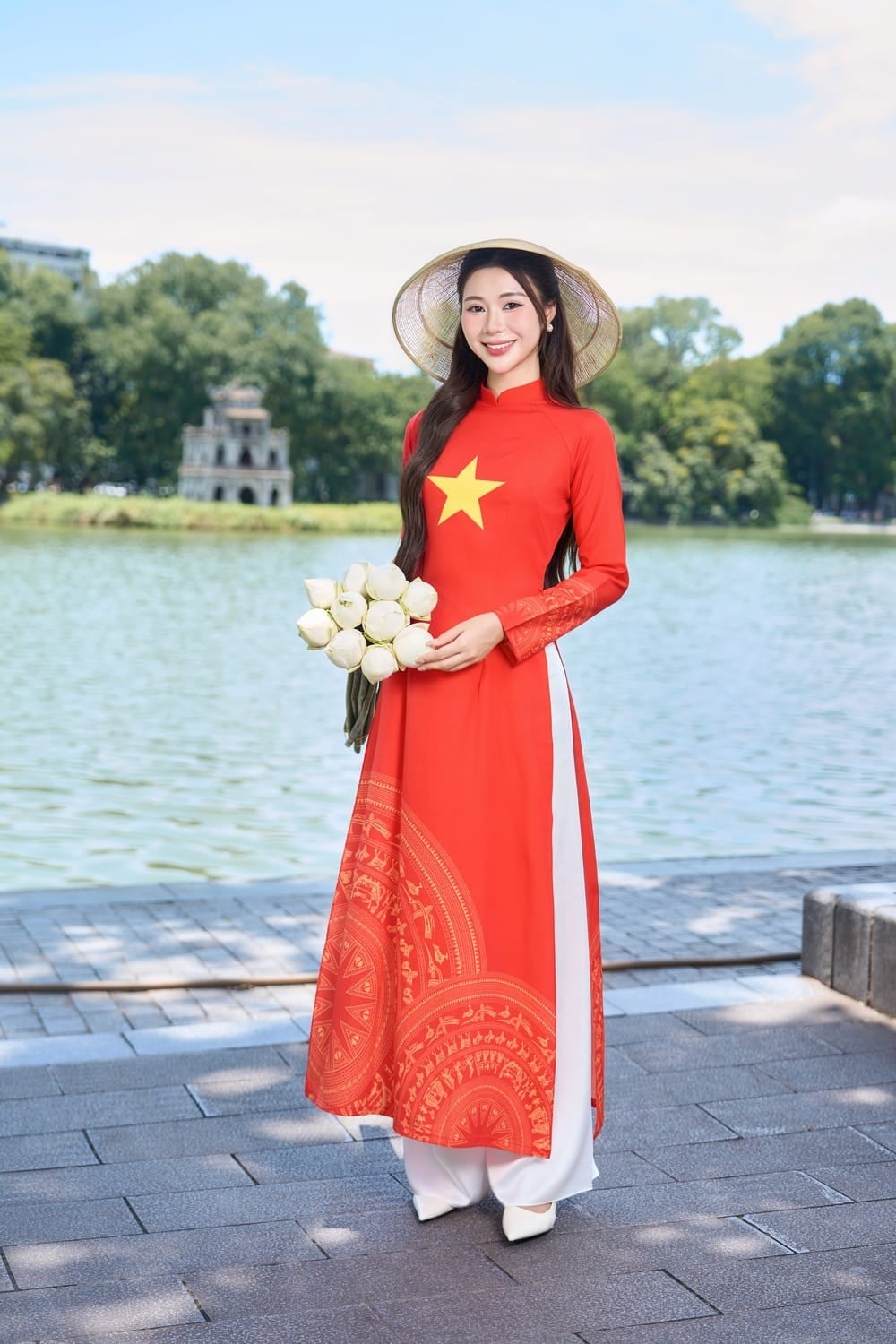 Áo dài cờ đỏ sao vàng là gì?