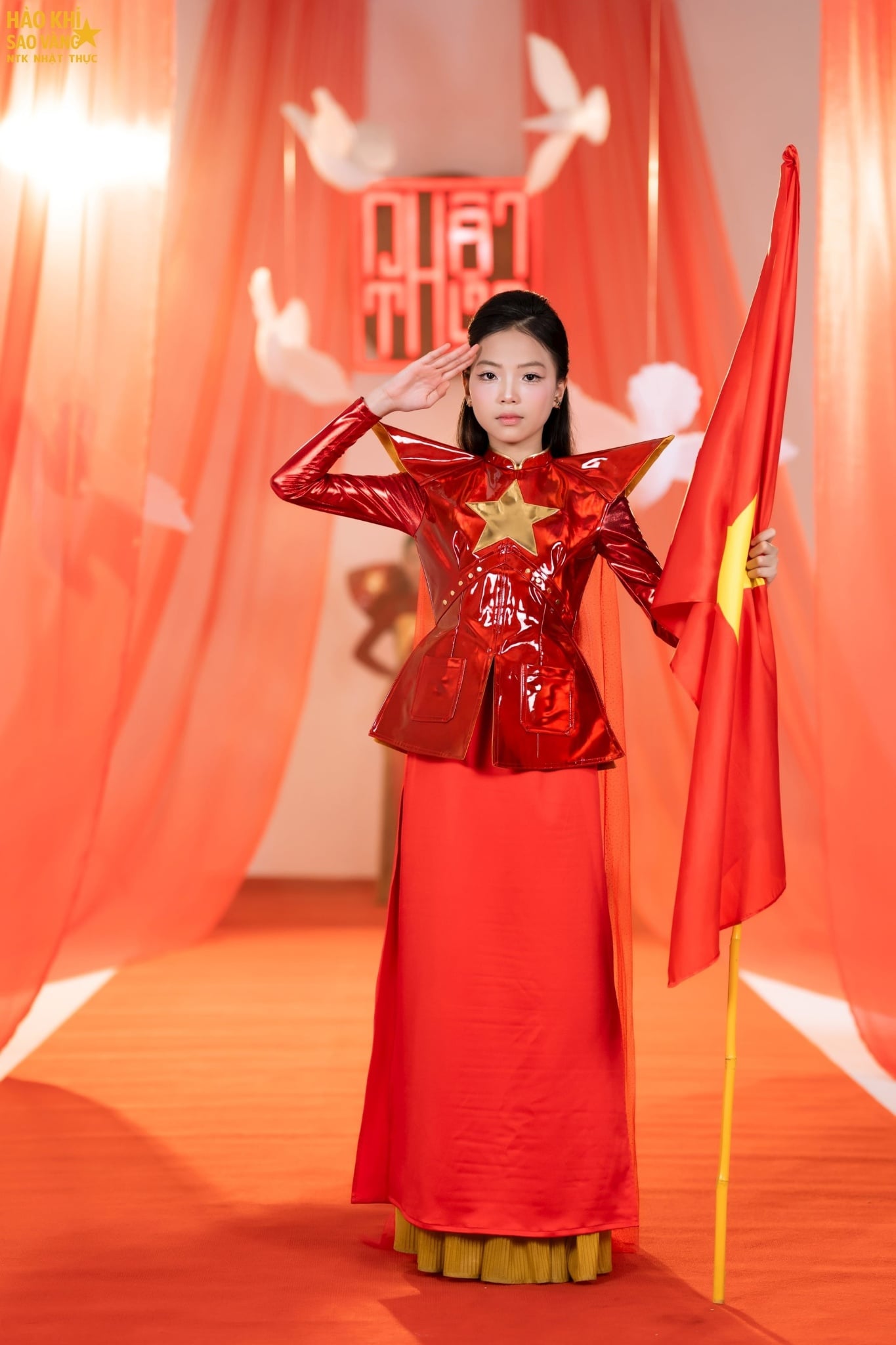 Mẫu áo dài cờ đỏ sao vàng cho bé