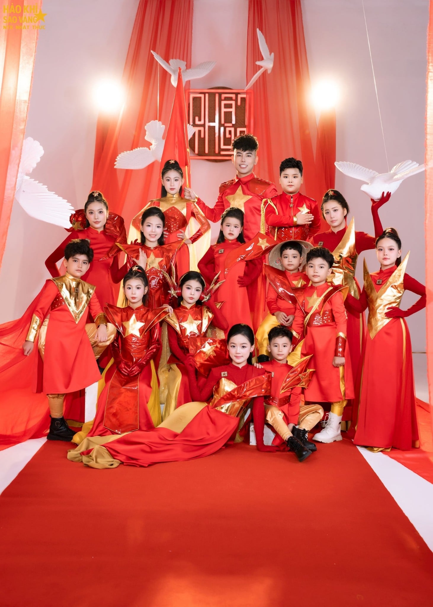 Mẫu áo dài cờ đỏ sao vàng cho bé