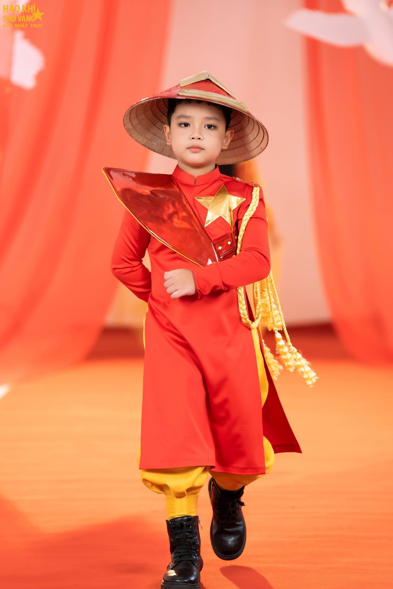 Mẫu áo dài cờ đỏ sao vàng cho bé