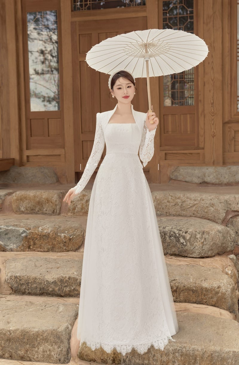 Áo dài cổ vuông ren trắng tinh khôi kèm áo khoác ngoài