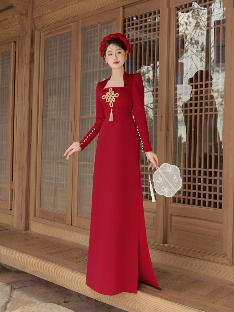 Áo dài cổ vuông gấm đỏ sang trọng với hoạ tiết nút thắt vàng