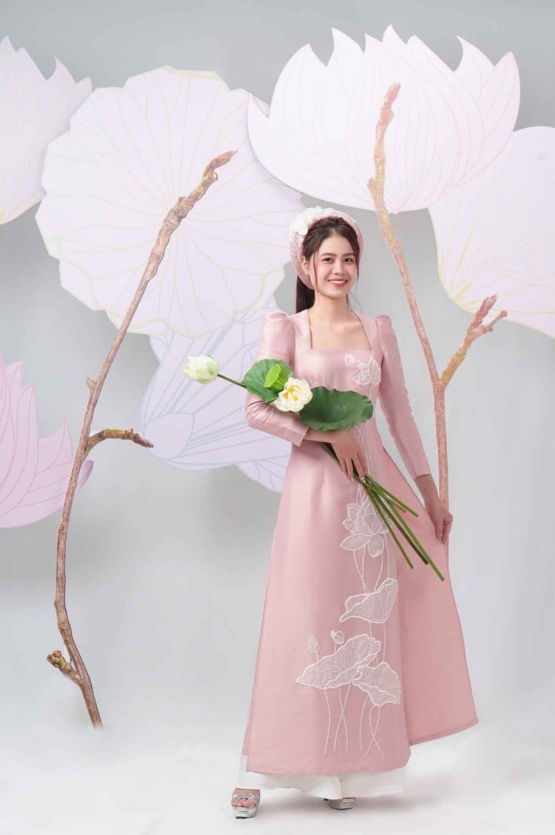Áo dài cổ vuông lụa hồng phấn thêu sen trắng duyên dáng